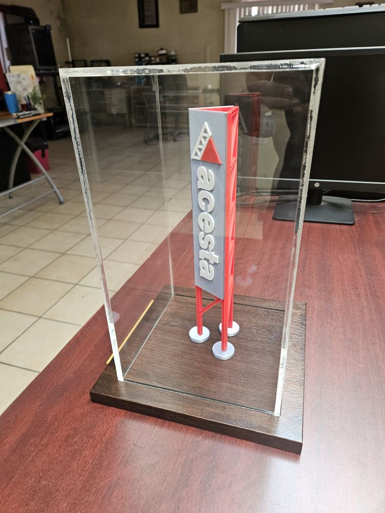 Reconocimiento en 3D: torre a escala en base de madera con cubierta de acrilico